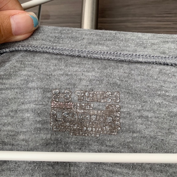 Under Armour V-neck Workout Tee - Picture 3 of 3